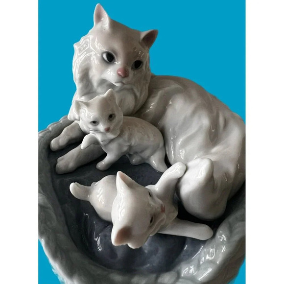 LLADRO #6652 "Kitty Care" Mother Cat in Basket w/ Kittens original box. New - Picture 4 of 13